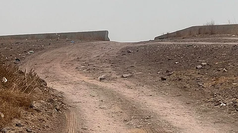 الأمطار تحاصر قرية أبو الأسرار بجازان.. طريق ترابي خارج مشاريع الـ778 مليون ريال