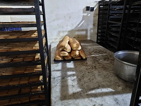 جدة .. إتلاف11 طناً من الأغذية الفاسدة وإغلاق موقعين عشوائيين للمخبوزات والحلويات