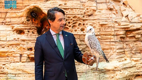 السفير البرتغالي يتجول في مزاد الصقور الدولي بالرياض ويشيد بالموروث الثقافي السعودي