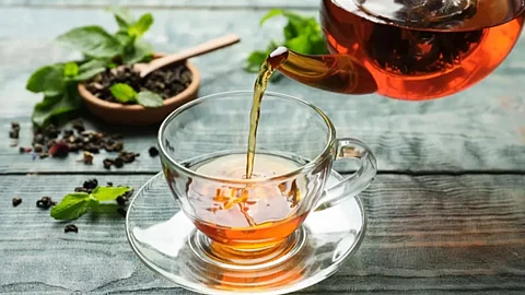 من درجة الحرارة إلى مدة التخمير.. 5 أخطاء شائعة قد تجعل الشاي ضارًا بالصحة
