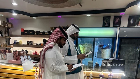 لجنة التوطين تواصل الجولات على محال تغليف الهدايا والزهور بنجران