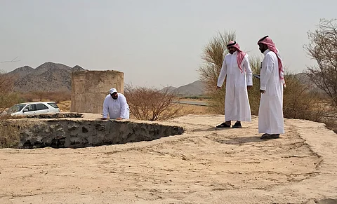 "بيئة رابغ" و"التراث" تعالجان آبارًا مكشوفة تهدد سلامة الزوار