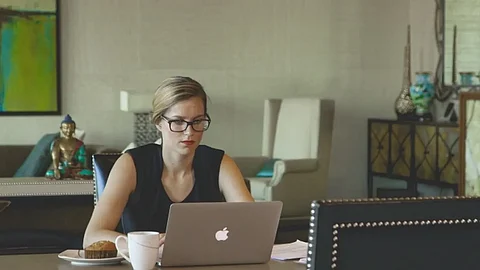 استطلاع: العمل من المنزل يرسخ حضوره رغم مخاوف التواصل والإنتاجية