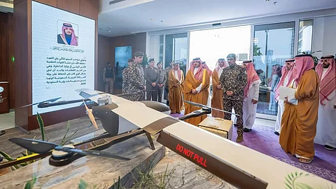 الأمير عبدالعزيز بن سعود يقف على سير العمل في قيادة القوات الخاصة للأمن البيئي