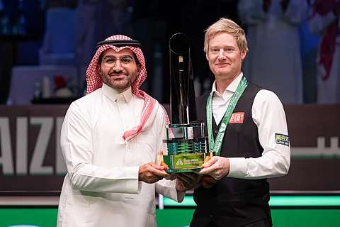 نائب وزير الرياضة "القاضي" يتوّج الأسترالي نيل روبرتسون بلقب "الماسترز للسنوكر 2025"