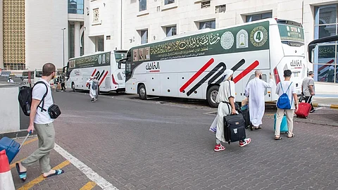 رحلة إيمانية من مكة إلى طيبة.. المشاركون في مسابقة الملك عبدالعزيز الدولية يتجهون إلى المدينة المنورة