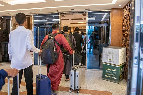 المشاركون في الدورة الـ45 من مسابقة الملك عبدالعزيز الدولية يصلون المدينة المنورة