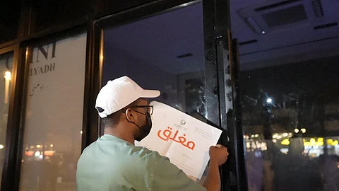 حملة رقابية في الرياض ترصد 26 مخالفة صحية وتُغلق منشأتين وتكشف لحوماً فاسدة وآفات في مواقع التحضير