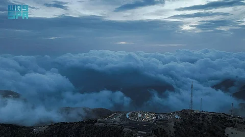 "سيدة السحاب".. جمال الضباب والمطر يجذب الزوار إلى المندق