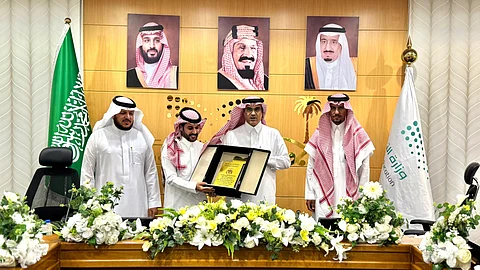 تعليم الطائف يكرم أحد منسوبيه تبرع بكليّته لزوجته