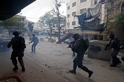 إصابة فلسطينييْن برصاص الاحتلال واعتداءات للمستعمرين بالخليل