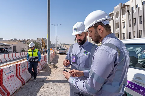 مركز البنية التحتية يُلزم المقاولين بتركيب ألواح علوية لتحسين المشهد الحضري