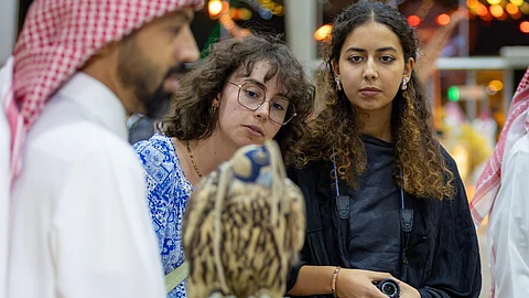 جانب من حضور السياح والعائلات الأجنبية في المزاد الدولي لمزارع إنتاج الصقور