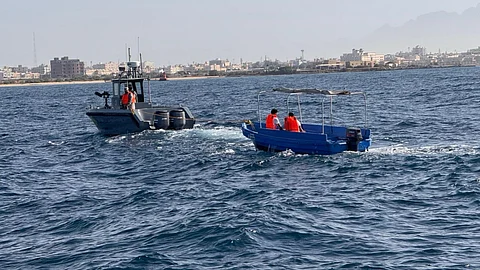حرس الحدود ينقذ مواطنين تعطلت وسـيطتهما البحرية في ينبع