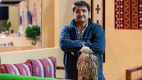 الإسباني بيرناردو صاحب مزرعة بيرناردو فالكونز