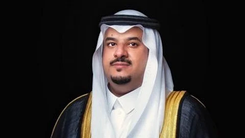 نائب أمير الرياض يطمئن على المواطن فهد الدلبحي الذي أُصيب أثناء إنقاذ مركبة محترقة