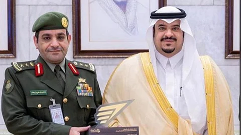 نائب أمير الرياض يكرّم جوازات المطار بعد تحقيق جائزة الأفضل لعامين متتاليين
