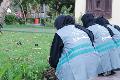 متطوعون يزرعون شتلات بمنتزه الملك عبد الله في الطائف دعماً لمستهدفات السعودية الخضراء