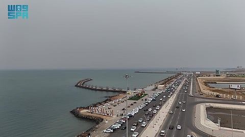شاهد .. أجواء جازان الماطرة تزيد كثافة الإقبال على الشواطئ والمواقع السياحية