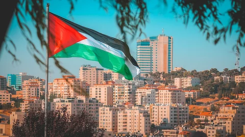 إسرائيل تعمق الحصار المالي على الفلسطينيين باحتجازها أموال "المقاصة"