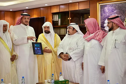 لتعزيز الخدمات الرقمية بالمسجد الحرام.. تسليم أول رخصة للمطوفين عبر "توكلنا"