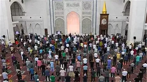 قانون جديد يثير الجدل في ماليزيا: السجن عامين للمتخلفين عن صلاة الجمعة