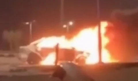 شاهد .. وسط ألسنة اللهب بطل سعودي في القصب ينقذ شابًا من موت محقق