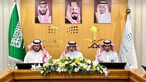 مدير تعليم الطائف يترأس لجنة الانضباط المدرسي ويشيد بتعاون الأسر والمجتمع