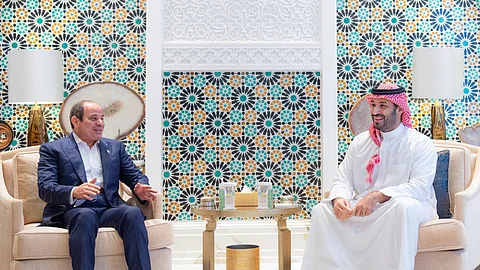 ولي العهد يستقبل الرئيس المصري في قصر نيوم
