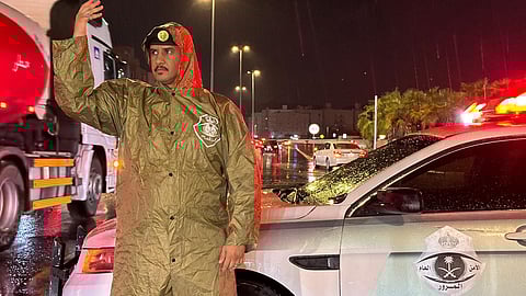 أمطار غزيرة على مكة.. الجهات الأمنية تنتشر وتنظّم حركة السير