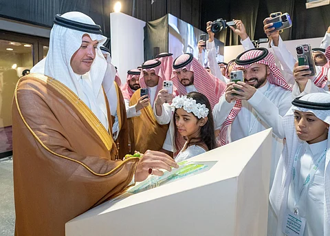 محافظ الاحساء يفتتح معرض اللومي بالأحساء