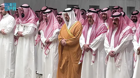 نائب أمير مكة المكرمة يؤدي صلاة الميت على والدة الأمير فهد بن مقرن بن عبدالعزيز