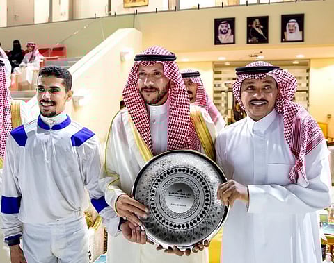 نيابة عن "خالد الفيصل".. محافظ الطائف يتوّج الجواد "وقتك" بكأس إمارة منطقة مكة المكرمة