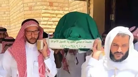 شاهد.. الأمير سعود بن نهار يحمل جنازة "وضحى" ويقف مع والدها متلقيًا التعازي