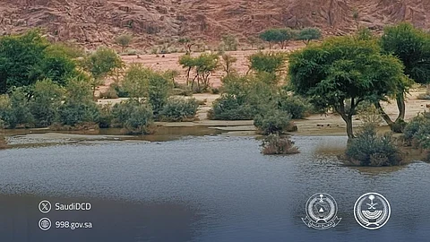 الدفاع المدني يُحذّر: أثناء هطول الأمطار.. تجنّب المنخفضات وتجمّعات المياه وبطون الأودية