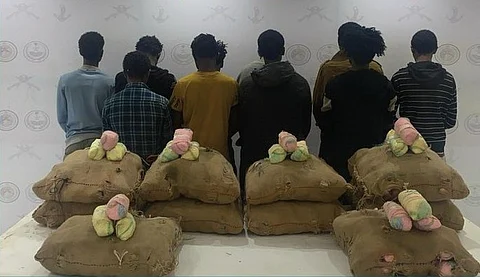 عسير.. ضبط 11 مروجًا ومهربًا للمخدرات ومصادرة 180 كجم قات ومواد محظورة