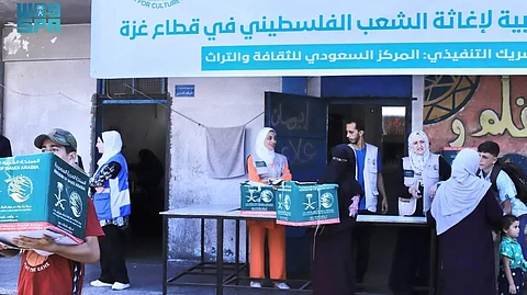 مركز الملك سلمان يواصل دعم غزة.. توزيع آلاف السلال الغذائية على الأسر المحتاجة