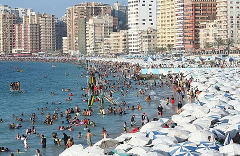 إقبال كبير من المصطافين على الشواطئ في فصل الصيف