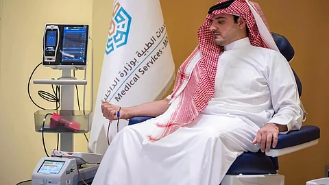 وزير الداخلية الأمير عبدالعزيز بن سعود يتبرع بالدم