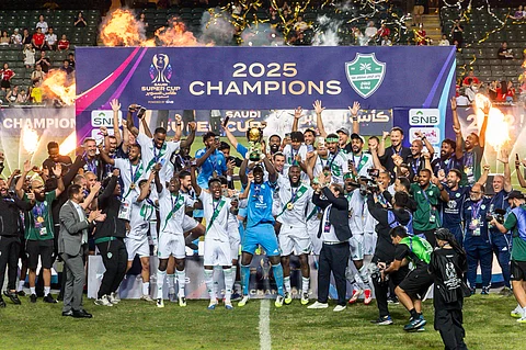 فريق الأهلي الأول لكرة القدم يتوج بكأس السوبر السعودي