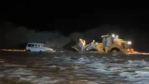 في أعقاب أمطار غزيرة.. طرق بني عيسى تغرق بالوحل والصخور شرق القنفذة
