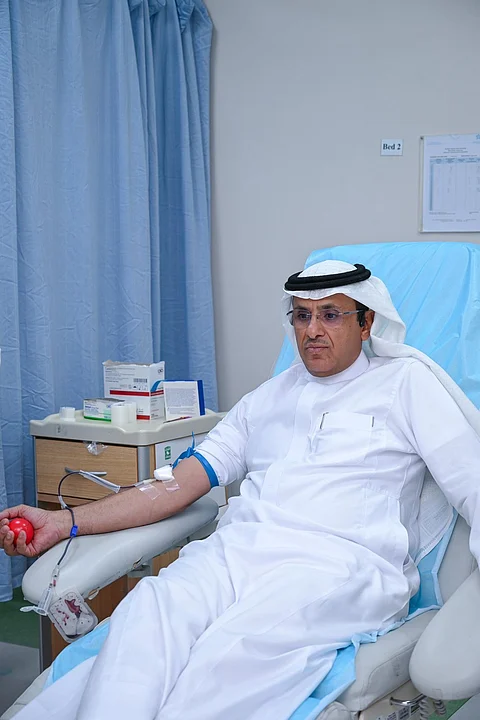 مدير صحة جدة يشارك في حملة التبرع بالدم تأكيدًا لقيم العطاء والاقتداء بالقيادة