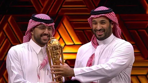 الأمير محمد بن سلمان يكرم فريق فالكونز بلقب كأس العالم للرياضات الإلكترونية
