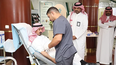 محافظ القويعية يدشّن حملة ولي العهد للتبرع بالدم تحت شعار "اقتداء وعطاء"