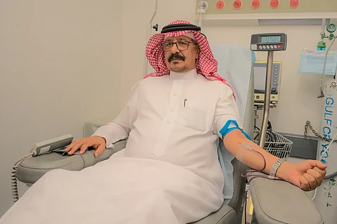 محافظ الأفلاج يشارك في الحملة الوطنية للتبرع بالدم