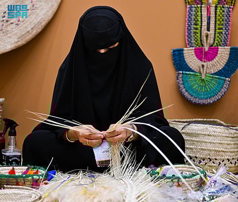 الخوص.. حرفة أصيلة تُعزز حضور الأسر المنتجة في القصيم