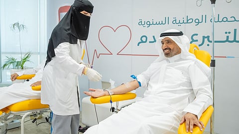 وزير الموارد البشرية والتنمية الاجتماعية أحمد الراجحي يشارك في حملة التبرع بالدم