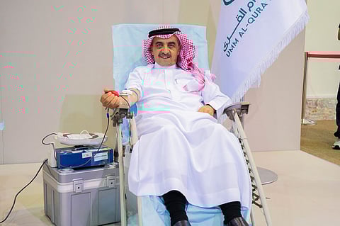 رئيس جامعة أمِّ القرى يشارك في الحملة الوطنيَّة السَّنوية للتَّبرع بالدَّم