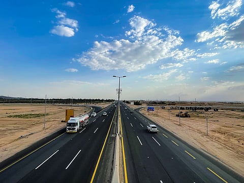 شبان يُجسّدون الشهامة على طريق الطائف – الرياض.. أنقذوا عائلة وقدّموا مركباتهم لنقلها