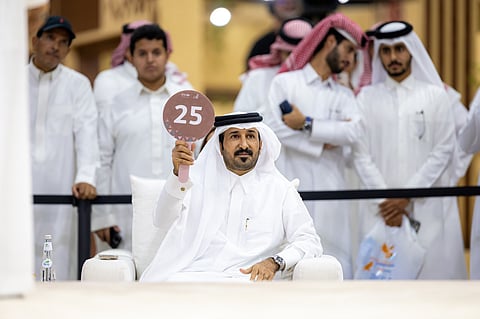 بـ1.2 مليون ريال.. رجل أعمال سعودي يقتني صقرًا نادرًا في المزاد الدولي للصقور